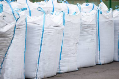 Büyük beyaz çanta. Polietilen büyük çanta ile yapı malzemesi dolu