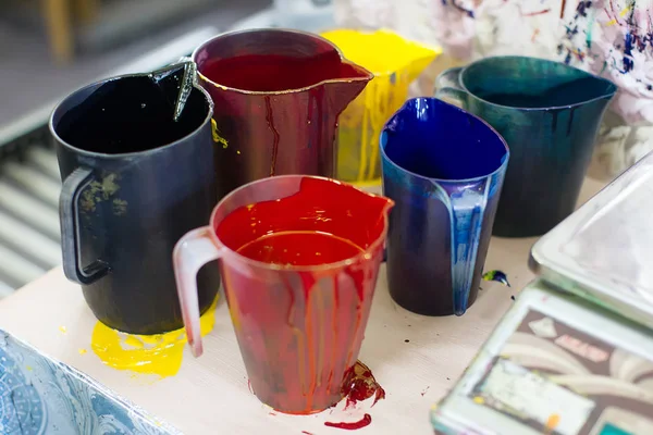 Çok renkli endüstriyel boya. Bankalar ile endüstriyel boya dolu