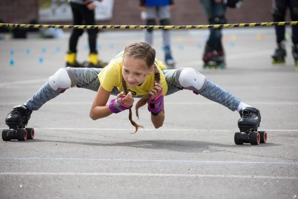 Beyaz Rusya, Gomel, 24 Haziran 2018. Silindir spor merkezi Park.Competition. Tekerlekli paten sürmek halter altında bir atlet