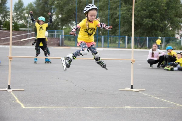 Beyaz Rusya, Gomel, 24 Haziran 2018. Central Park. Çocuk yarışmada silindir spor. Kız silindirler bir halter üzerinden atlar