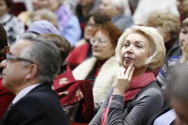 Beyaz Rusya, Gomel şehir, 16 Aralık 2016. Lenin Kütüphane. Viewer.Woman salonu