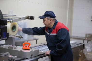 Beyaz Rusya, Gomel şehir üzerinde 26 Nisan 2018. Et bitki. Ambalaj makine çalışma packer