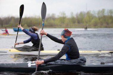 Beyaz Rusya, Gomel, 25 Nisan 2018. Kürek eğitim. Sporcular ile kürek kürek