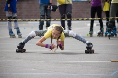 Beyaz Rusya, Gomel, 24 Haziran 2018. Silindir spor merkezi Park.Competition. Bir atlet tekerlekli paten üzerinde halter altında sürmek. İnanılmaz bir kız paten germe. Silindirler binmek için alışılmadık bir şekilde