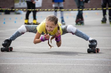 Beyaz Rusya, Gomel, 24 Haziran 2018. Silindir spor merkezi Park.Competition. Tekerlekli paten sürmek halter altında bir atlet