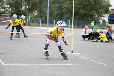 Beyaz Rusya, Gomel, 24 Haziran 2018. Central Park. Çocuk yarışmada silindir spor. Silindirler gurl halter atladı