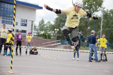 Beyaz Rusya, Gomel, 24 Haziran 2018. Central Park. Çocuk yarışmada silindir spor. Silindirler gurl halter atladı