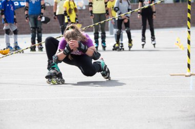 Beyaz Rusya, Gomel, 24 Haziran 2018. Silindir spor merkezi Park.Competition. Tekerlekli paten sürmek halter altında bir atlet