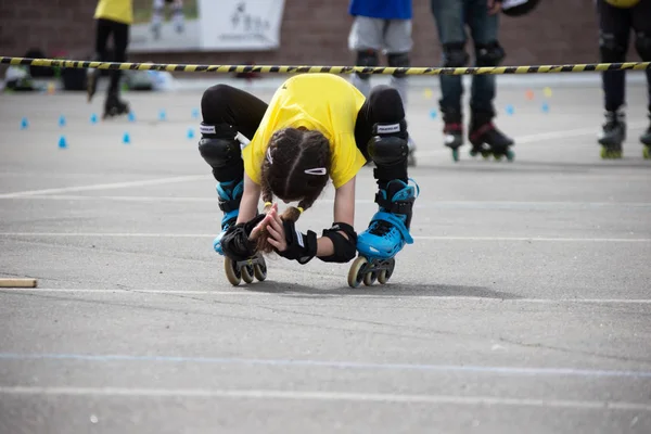 Beyaz Rusya, Gomel, 24 Haziran 2018. Silindir spor merkezi Park.Competition. Tekerlekli paten sürmek halter altında bir atlet