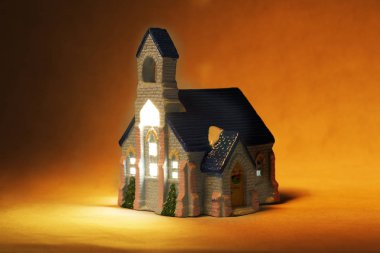 Küçük bir çocuk evi ile karanlık bir arka plan üstünde pencere eşiği. Gece yazlık minyatür portre