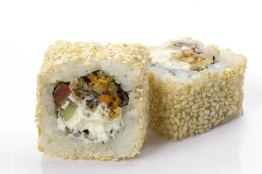 Suşi Japon yemekleri beyaz arka plan üzerinde izole alır. Japon restoran menü. Susam yakın çekimler ile serpilir dolum çeşitli iki geleneksel suşi rulo