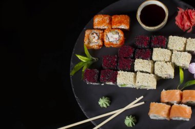 Japon restoran menü. Birkaç suşi tabakta bambu sopalarla ve soya sosu ile kaplı