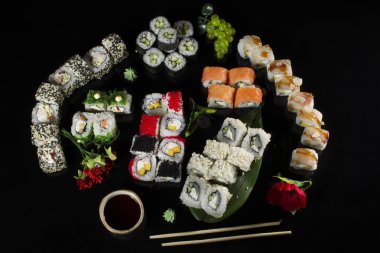 Suşi siyah bir arkaplanda.