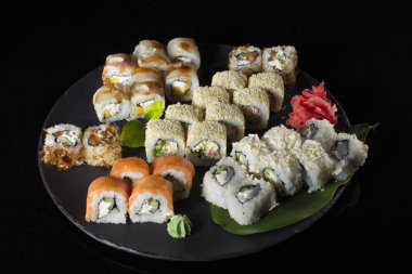 Suşi siyah bir arkaplanda.
