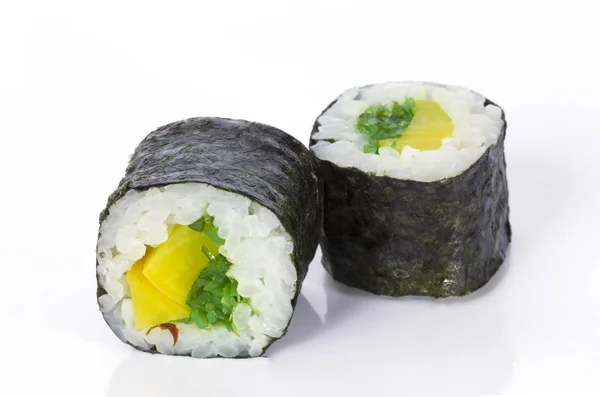 Sushi Menggulung Makanan Jepang Yang Diisolasi Dengan Latar Belakang Putih — Stok Foto