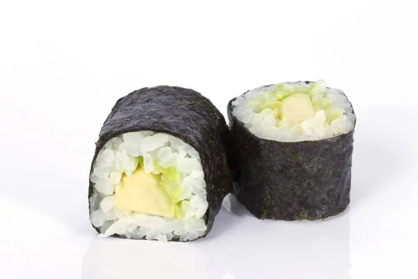 Sushi Menggulung Makanan Jepang Yang Diisolasi Dengan Latar Belakang Putih — Stok Foto