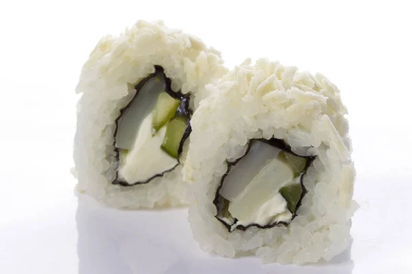 Sushi Menggulung Makanan Jepang Yang Diisolasi Dengan Latar Belakang Putih — Stok Foto