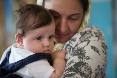 Bebeğin altı yedi aylıkken anne silah veya el