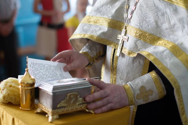 Mãos Cruz Sacerdotal Bíblia — Fotografia de Stock