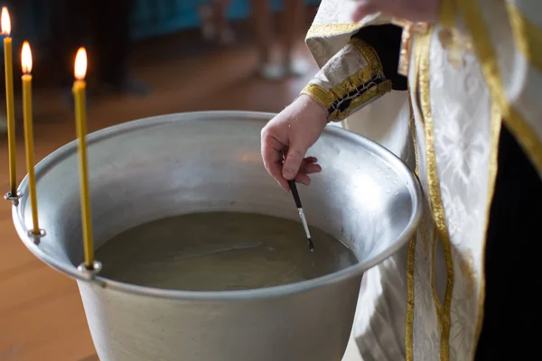 Κολυμβήθρα Για Μωρά Προετοιμασία Για Βάπτιση Του Παιδιού Ιερέας Αγιάζει — Φωτογραφία Αρχείου