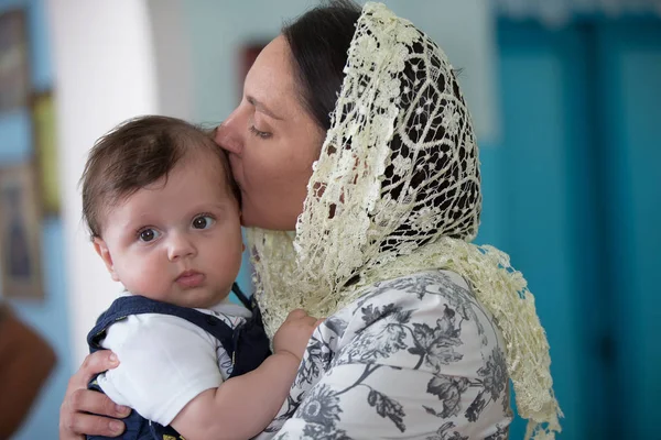 Mother Church Kisses Hugs Her Son — Stock Photo, Image