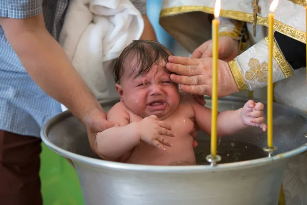 Battesimo Bambino Abluzione Acqua Santa Accettare Fede Battesimo Ortodosso — Foto Stock