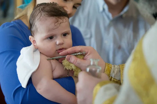 Крещение Ребенка Младенец Мажется Благовониями Совершении Обряда Крещения — стоковое фото