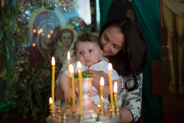 在教堂里看蜡烛的母亲和孩子 — 图库照片
