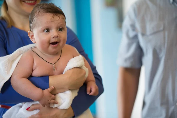 Bambino Gioioso Con Una Croce Sul Rito Del Battesimo Rituale — Foto Stock