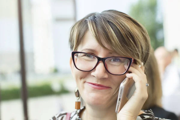 Retrato Uma Mulher Comum Usando Óculos Com Telefone Celular — Fotografia de Stock