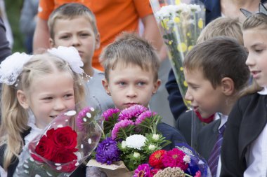 Beyaz Rusya, Gomel, 1 Eylül 2018. Tatil okul başladı. Şenlikli bir satırda çiçek demetleri ile zarif okul