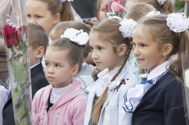 Beyaz Rusya, Gomel, 1 Eylül 2018. Tatil okul başladı. Şenlikli bir satırda çiçek demetleri ile zarif okul