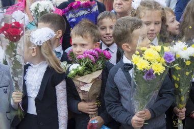 Beyaz Rusya, Gomel, 1 Eylül 2018. Tatil okul başladı. Şenlikli bir satırda çiçek demetleri ile zarif okul