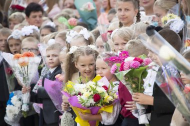 Beyaz Rusya, Gomel, 1 Eylül 2018. Tatil okul başladı. Çiçekler ciddi satırındaki classmates zarif çocuk öğretim yılı açılış için ayrılmış