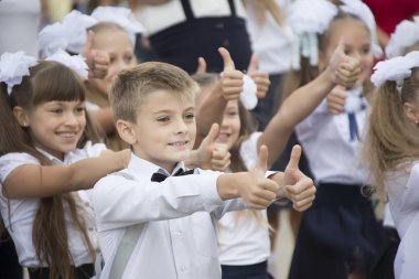 Beyaz Rusya, Gomel, 1 Eylül 2018. Tatil okul başladı. Neşeli okul çocuklar