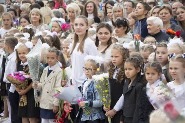 Beyaz Rusya, Gomel, 1 Eylül 2018. Tatil okul başladı. Çiçekler ciddi satırındaki classmates zarif çocuk öğretim yılı açılış için ayrılmış