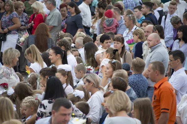 Belarus Gomel Setembro 2018 Feriado Começou Escolar Muitas Pessoas Linha — Fotografia de Stock