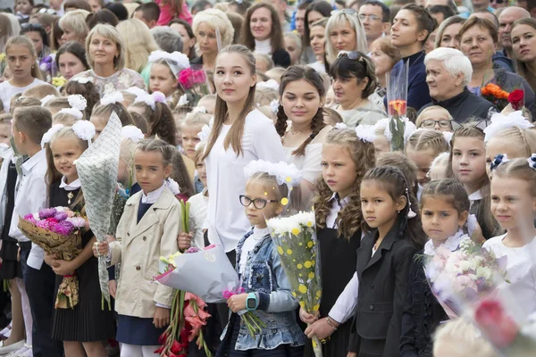 白俄罗斯 戈梅利 2018年9月1日 假期开始上学 优雅的孩子们用鲜花在庄严的线条上投入学年的开幕 — 图库照片#