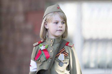 Beyaz Rusya, Gomel. 9 Mayıs 2018. Zafer Day.Little kız bir ikinci Dünya Savaşı asker üniformalı. Rus çocuğun vatansever eğitim