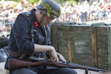 Beyaz Rusya, Gomel. 9 Mayıs 2018. Zafer Bayramı. Reichstag yakalanması tarihi imar 1945 yılında... İkinci Dünya Alman askeri silah şarj eder