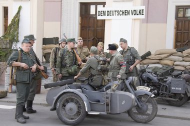 Beyaz Rusya, Gomel. 9 Mayıs 2018. Zafer Bayramı. 1945 yılında tarihi yeniden yapılanma Reichstag.Men Rus ve Alman askerler Savaşı İkinci Dünya Savaşı yeniden inşası için hazırlama şekilleri yakalanması