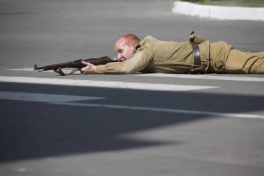 Beyaz Rusya, Gomel. 9 Mayıs 2018. Zafer Bayramı. 1945 yılında tarihi yeniden yakalama yolda yatan bir silahla Reichstag.Russian askerin