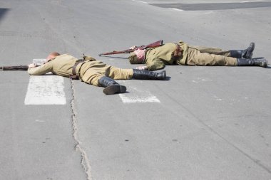 Beyaz Rusya, Gomel. 9 Mayıs 2018. Zafer Day.Historical imar 1945, İkinci Dünya Savaşı Reichstag.Dead Sovyetler Warriors yakalama. Yolda ölü bir tüfekle yalan askerler