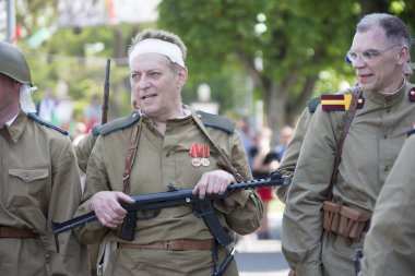 Beyaz Rusya, Gomel. 9 Mayıs 2018. Zafer Bayramı. Tarihi yeniden 1945 yılında İkinci Dünya Savaşı Reichstag.Wounded asker madalya ve silah ile yakalanması
