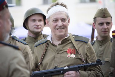 Beyaz Rusya, Gomel. 9 Mayıs 2018. Zafer Bayramı. Yakalama Reichstag.Wounded asker madalya ve tüfek İkinci Dünya Savaşı tarihi imar 1945 yılında. Savaşçı Kızılordu Madalyası ile.