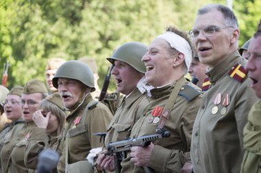 Beyaz Rusya, Gomel. 9 Mayıs 2018. Zafer Bayramı. Tarihi yeniden 1945 yılında İkinci Dünya Savaşı Reichstag.Build askerlerinin yakalanması