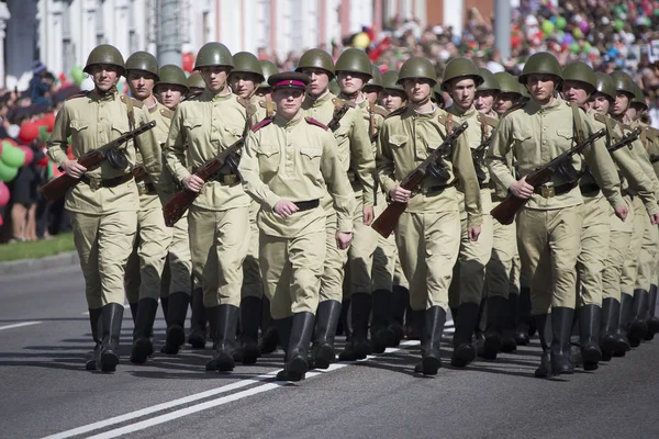 ベラルーシ ゴメリ 2018 Day World 第二次大戦の兵士が通りを行進しています — ストック写真