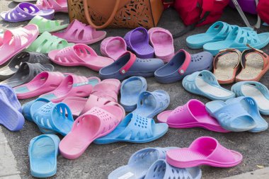 Bir sürü lastik terlikler. Tokat yaz