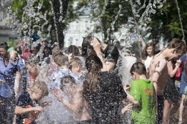 Beyaz Rusya, Gomel şehir, 09 Mayıs 2018. Zafer bayramı kutlaması. Park.Belarus, Gomel şehir 09 Mayıs 2018. Zafer bayramı kutlaması. Park. Su jetleri altındaki insanlar. Çeşme banyo