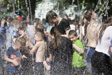Beyaz Rusya, Gomel şehir, 09 Mayıs 2018. Zafer bayramı kutlaması. Park. Su jetleri altındaki insanlar. Çeşme banyo